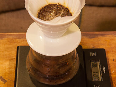 Příprava kávy pomocí Haria V60